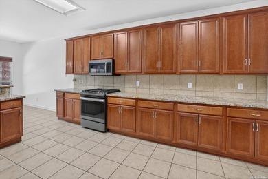 Beautifully maintained single-story home offering 2,400 sq. ft - photo 12