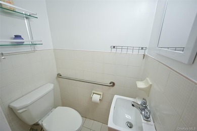Welcome to this beautifully updated semi-detached single-family - photo 11