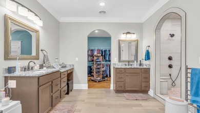 Stunning, Custom built, sprawling one-Level FULL brick & stone - photo 12