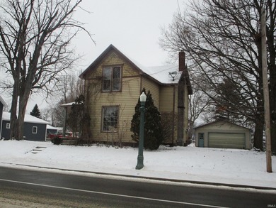 Bixler Lake Home Sale Pending in Kendallville Indiana