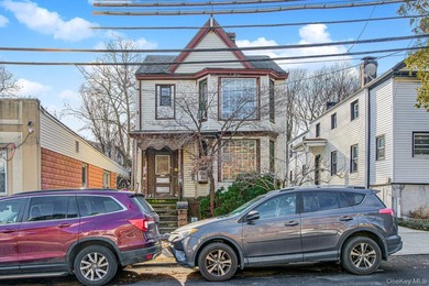 Bank-owned home situated on an oversized 30 x 208 lot in Staten - photo 1
