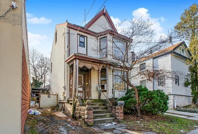 Bank-owned home situated on an oversized 30 x 208 lot in Staten - photo 2