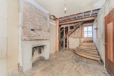 Bank-owned home situated on an oversized 30 x 208 lot in Staten - photo 3