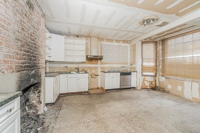 Bank-owned home situated on an oversized 30 x 208 lot in Staten - photo 4