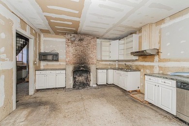 Bank-owned home situated on an oversized 30 x 208 lot in Staten - photo 5