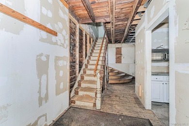 Bank-owned home situated on an oversized 30 x 208 lot in Staten - photo 6