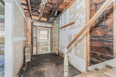 Bank-owned home situated on an oversized 30 x 208 lot in Staten - photo 7