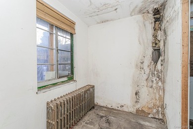 Bank-owned home situated on an oversized 30 x 208 lot in Staten - photo 9