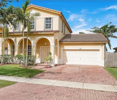 Beautiful and spacious two-story home built in 2005, featuring 4 - photo 1