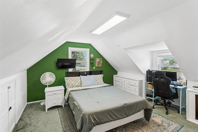 Welcome to 2877 Calvin, a classic cape style residence nestled - photo 21