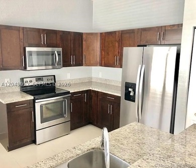Beautiful and spacious two-story home built in 2005, featuring 4 - photo 2