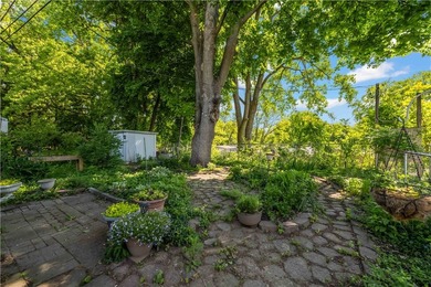 Welcome home to this beautifully updated 2 bedroom and 1 bath - photo 16