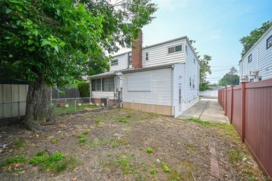 This charming home features 3 bedrooms and 2 full bathrooms - photo 17