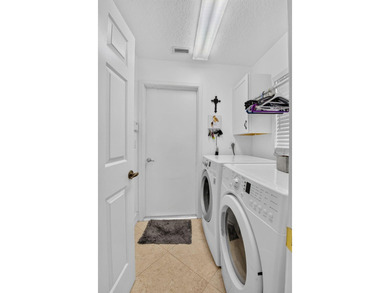 Welcome to this immaculate three-bedroom, two-bathroom - photo 18