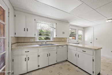 Spacious 4-bedroom 1+1/2 bath Cape with several useful storage - photo 7