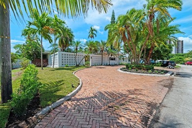 Welcome to your charming courtyard retreat with a gracious foyer - photo 3