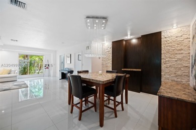 Welcome to your charming courtyard retreat with a gracious foyer - photo 8