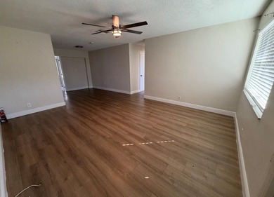 Motivated seller**beautiful 3 bedroom + den home with convenient - photo 2