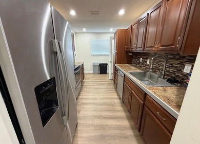 Motivated seller**beautiful 3 bedroom + den home with convenient - photo 4