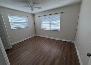 Motivated seller**beautiful 3 bedroom + den home with convenient - photo 5