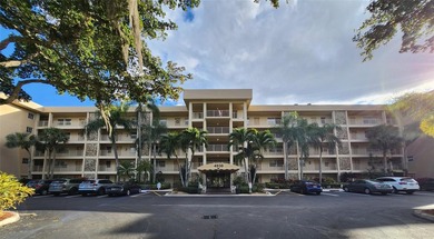 This Lakefront, spacious, Ground Floor 3 Bedroom, 2 Bath Condo - photo 4