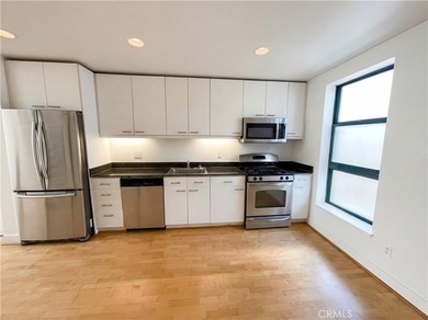 Modern loft-style condo in the heart of San Francisco's SoMa! - photo 2