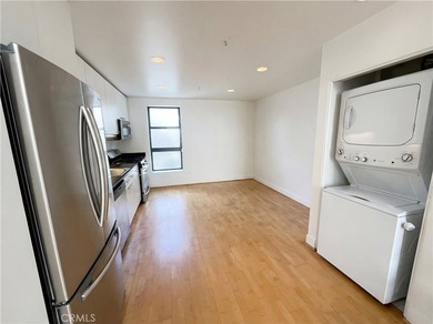 Modern loft-style condo in the heart of San Francisco's SoMa! - photo 3