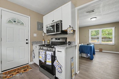 Lovely updated home with completely remodeled Kitchen including - photo 9