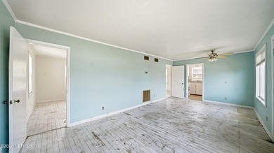 Old Florida charm, steps from the ocean, and endless potential - photo 4