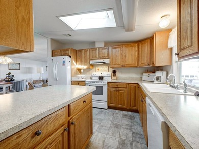 Discover easy Florida living in this fabulous manufactured home - photo 15