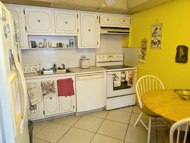 55+ Century Village -1,062 square feet 2-bedroom, 2 bathroom - photo 4