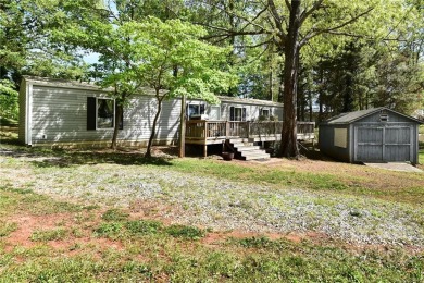 Fantastic furnished weekend getaway on Lake Tillery! Large - Lake Home For Sale in Mount Gilead, North Carolina