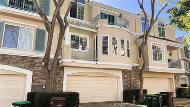 Enjoy sophisticated coastal living in this light-filled Newport - photo 2