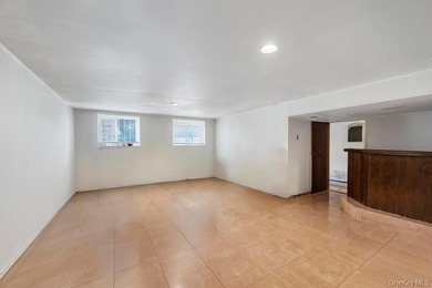 Classic 4BR/2BA Colonial in prime Baldwin Harbor on an oversized - photo 11