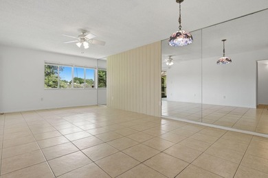 Freshly painted and exceptionally maintained, this bright and - photo 4