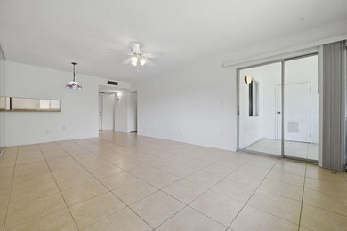 Freshly painted and exceptionally maintained, this bright and - photo 5