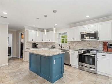 Welcome to the perfect blend of luxury and comfort located in - photo 12