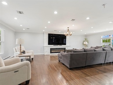 Welcome to the perfect blend of luxury and comfort located in - photo 15