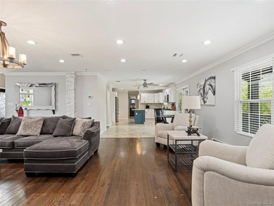 Welcome to the perfect blend of luxury and comfort located in - photo 18