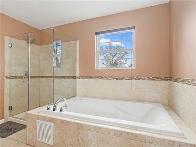 Welcome to the perfect blend of luxury and comfort located in - photo 25
