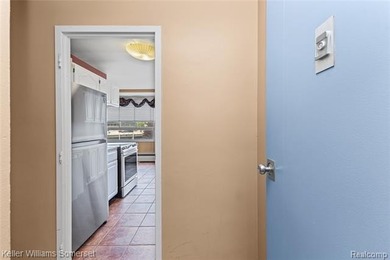 Welcome to this clean and cozy 2-bedroom, 1-bath co-op condo - photo 4