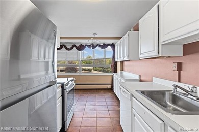 Welcome to this clean and cozy 2-bedroom, 1-bath co-op condo - photo 5