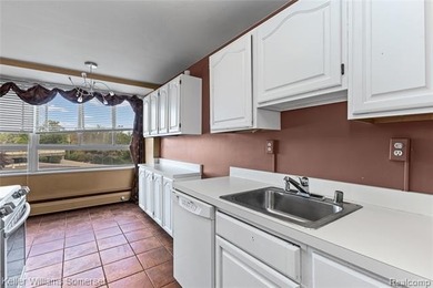 Welcome to this clean and cozy 2-bedroom, 1-bath co-op condo - photo 6