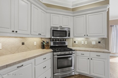Welcome to this immaculate 3-bedroom, 3-bathroom home in - photo 9