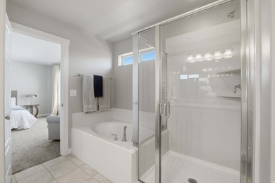 2 STORY UPGRADED IVORY BUILT GEM- Dreamy Great room/kitchen - photo 29