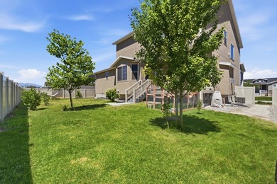 2 STORY UPGRADED IVORY BUILT GEM- Dreamy Great room/kitchen - photo 44