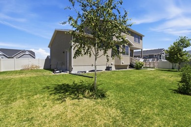 2 STORY UPGRADED IVORY BUILT GEM- Dreamy Great room/kitchen - photo 45