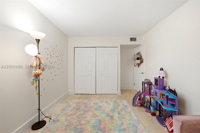 Large corner 3BR/2BA in a gated, secluded Aventura community - photo 6