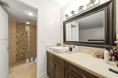 Large corner 3BR/2BA in a gated, secluded Aventura community - photo 10