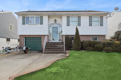 (private lake, pond, coastal) Home Sale Pending in Freeport New York